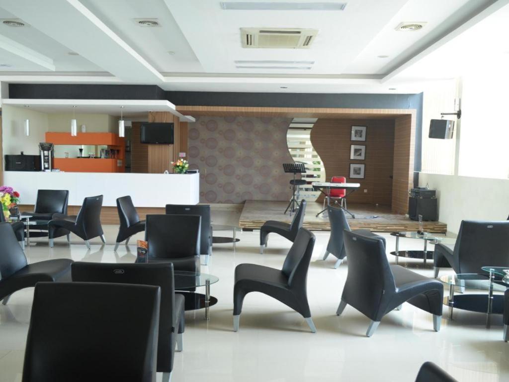 Regina Hotel Pemalang Εξωτερικό φωτογραφία