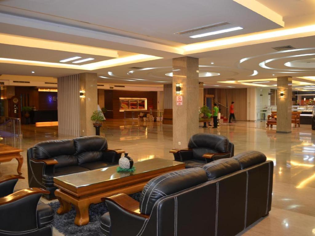 Regina Hotel Pemalang Εξωτερικό φωτογραφία