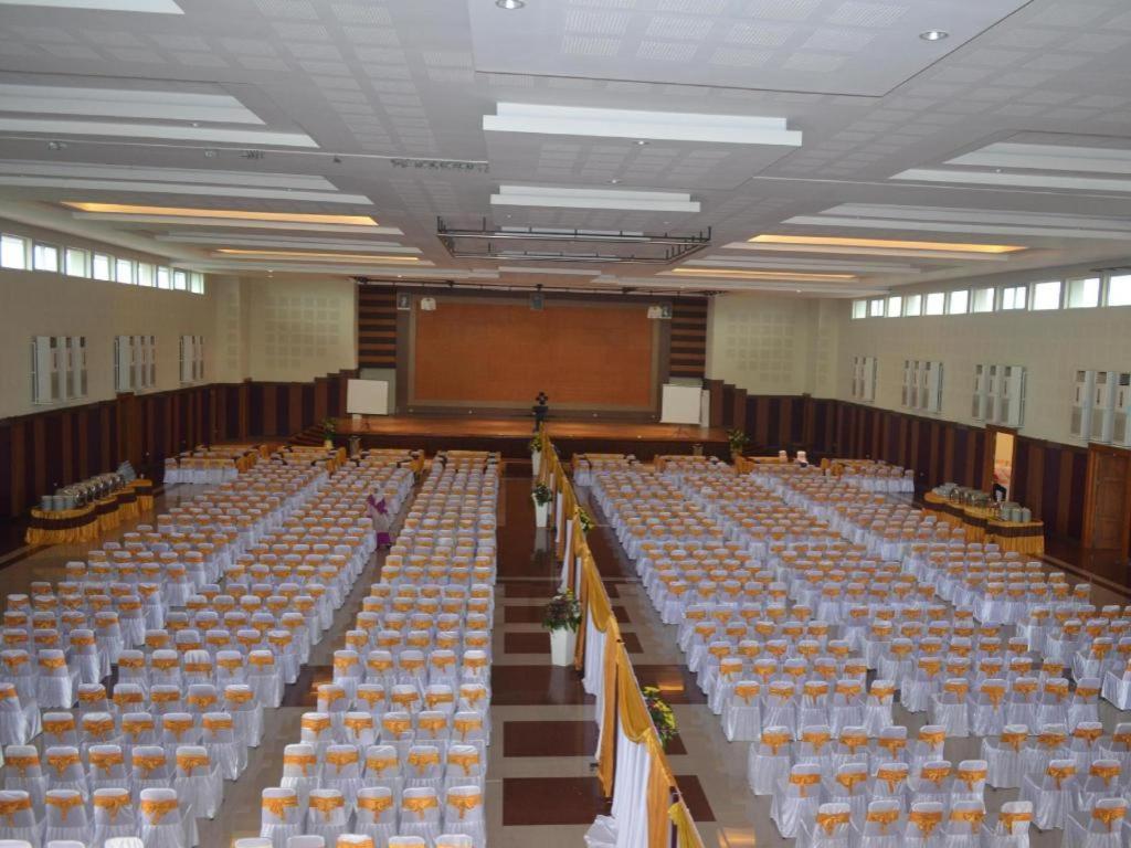 Regina Hotel Pemalang Εξωτερικό φωτογραφία