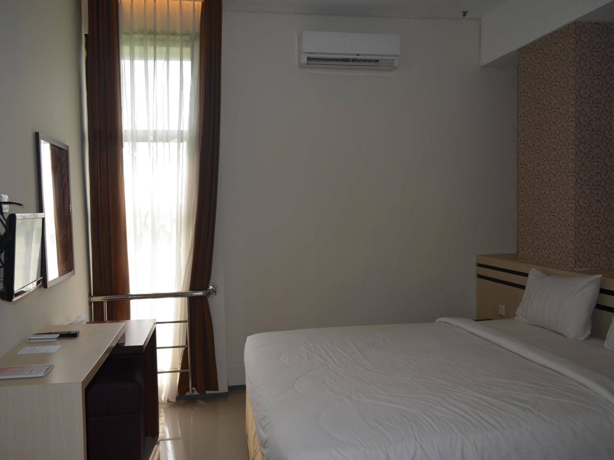 Regina Hotel Pemalang Εξωτερικό φωτογραφία