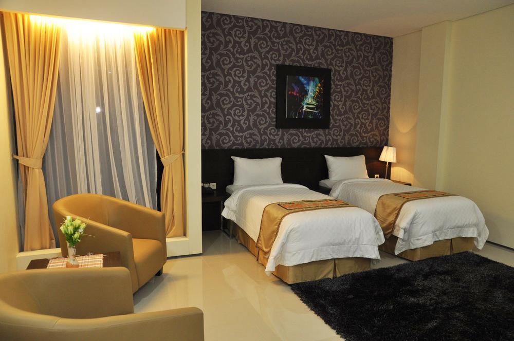 Regina Hotel Pemalang Εξωτερικό φωτογραφία